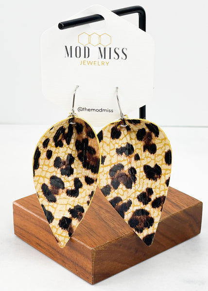 Leather Petal Earring "Leopard Crackle"